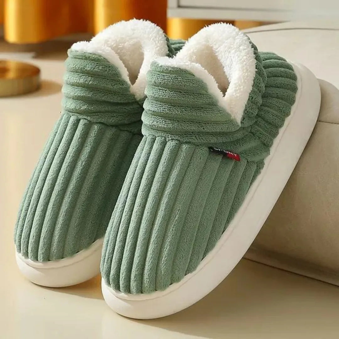 Grüne Hausschuhe mit Plüschfutter, rutschfeste Sohle, ideal für gemütliche Winterabende. Perfekte Pantoffeln für Komfort und Wärme.