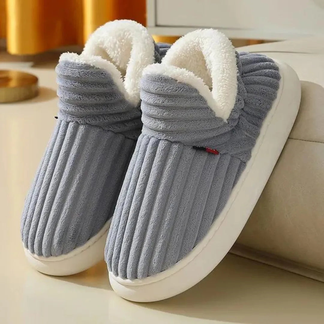 Graue, flauschige Hausschuhe mit weichem Futter, ideal für gemütliche Wintertage. Perfekte Pantoffeln für Komfort und Wärme zu Hause.