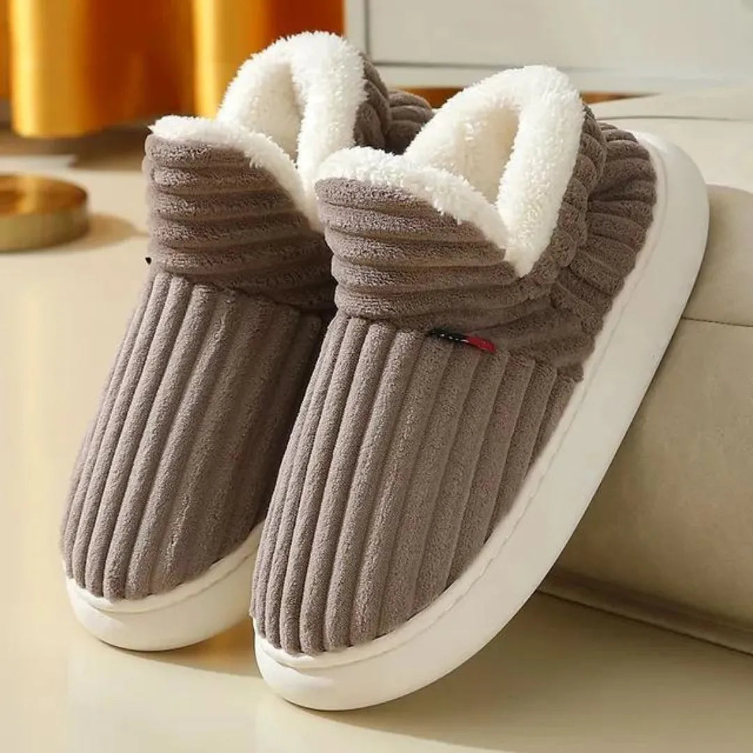 Gemütliche, stilvolle Hausschuhe aus weichem Plüsch mit rutschfester Sohle. Perfekt für kalte Wintertage. Ideal für Damen und Herren.