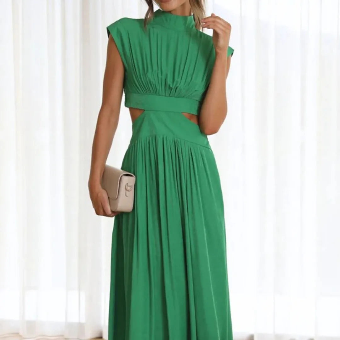Elegantes grünes Maxikleid mit Cut-Outs und hohem Kragen, ideal für Sommermode. Perfekt kombiniert mit einer beigen Clutch.