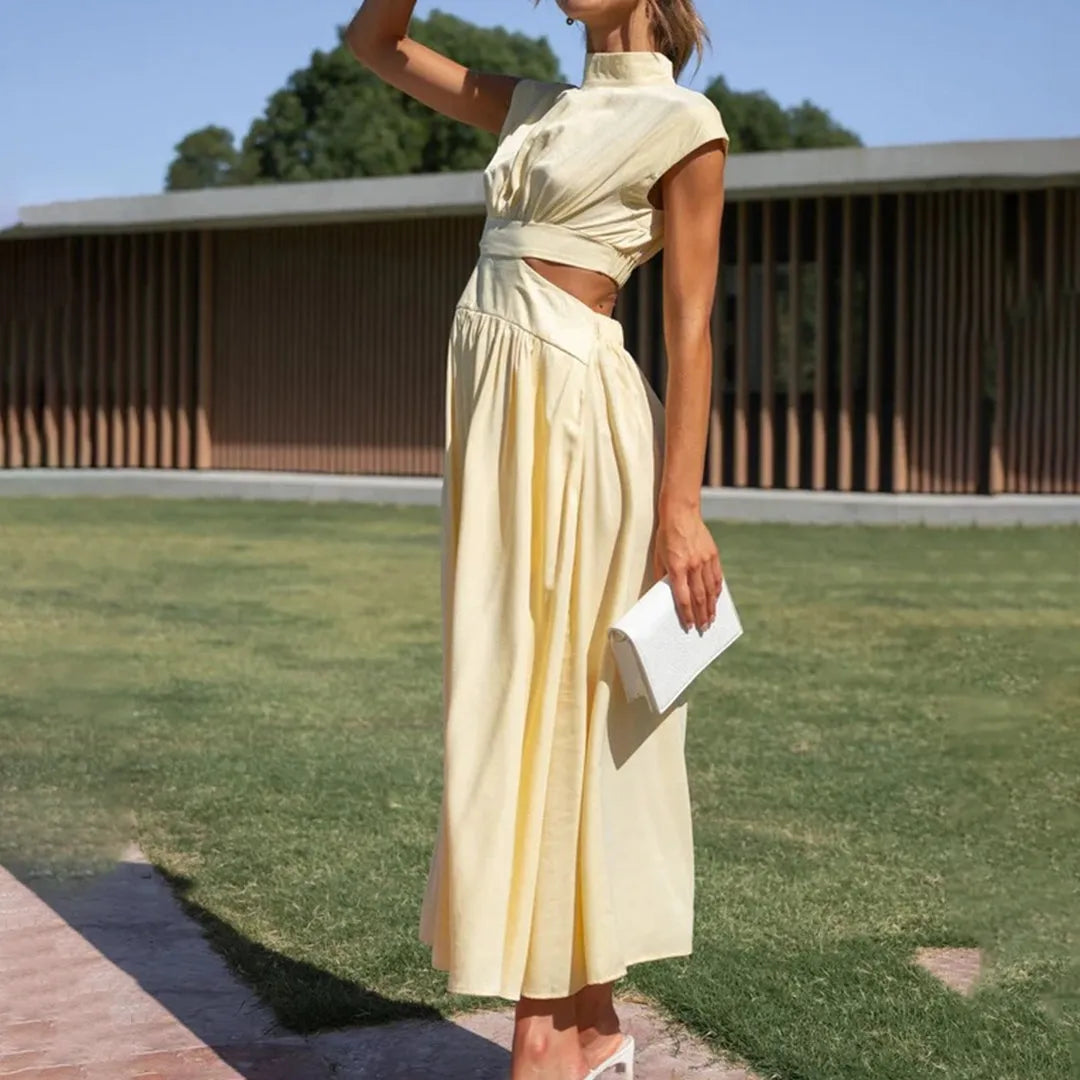 Elegantes gelbes Maxikleid mit Cut-Outs, ärmellos, ideal für Sommermode. Perfekt für stilvolle Anlässe und trendige Outfits.