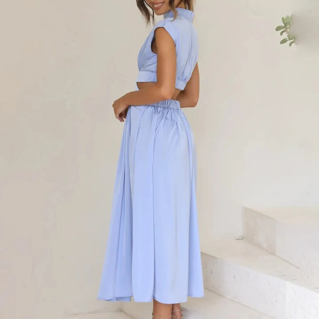 Elegantes, hellblaues Damen-Zweiteiler-Set mit ärmellosem Oberteil und fließendem Rock, ideal für Sommermode und stilvolle Anlässe.