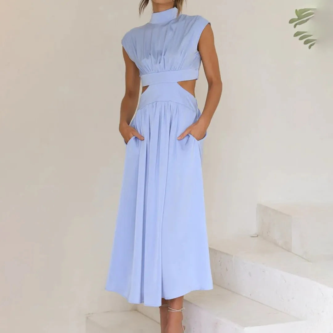 Elegantes hellblaues Maxikleid mit Cut-Outs und Stehkragen, ideal für Sommermode. Perfekt für stilvolle Anlässe und trendige Outfits.