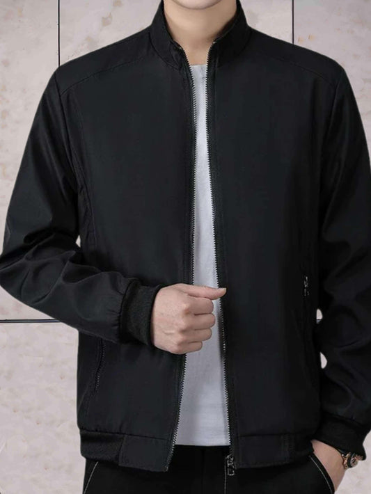 Schwarze Herrenjacke mit Reißverschluss, modernem Design und Stehkragen. Perfekt für Freizeit und Business. Hochwertige Mode für Männer.