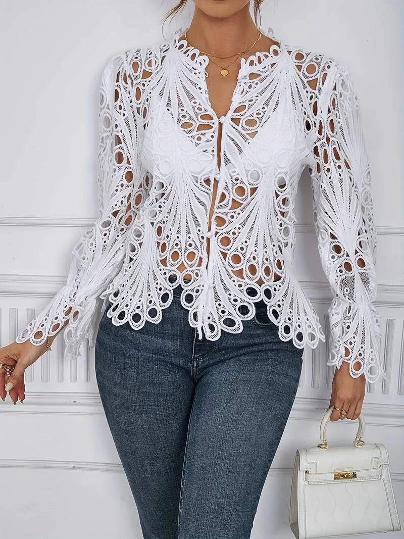 Elegante weiße Spitzenbluse mit langen Ärmeln, ideal für Damenmode. Perfekt kombiniert mit Jeans für einen stilvollen, modernen Look.