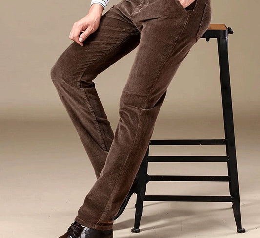 Braune Cordhose für Herren, elegant, bequem, modisch, ideal für Herbstmode, mit Lederschuhen.