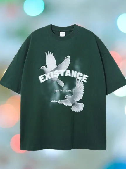 Dunkelgrünes T-Shirt mit Taubenmotiv und "EXISTANCE"-Schriftzug. Modisches Unisex-Shirt, ideal für Streetwear und lässige Outfits.