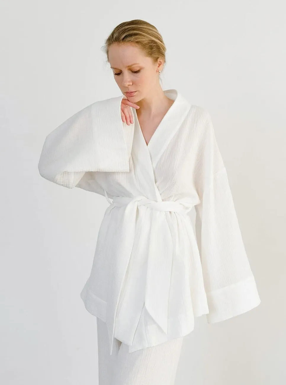 Eleganter weißer Kimono aus Baumwolle, ideal für Damenmode. Perfekt als Bademantel oder Morgenmantel. Komfort und Stil vereint.