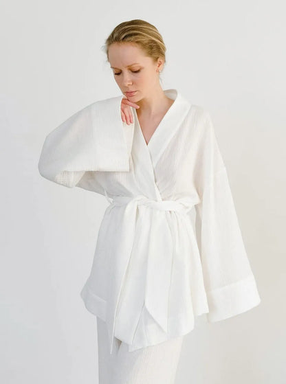 Eleganter weißer Kimono aus Baumwolle, ideal für Damenmode. Perfekt als Bademantel oder Morgenmantel. Komfort und Stil vereint.