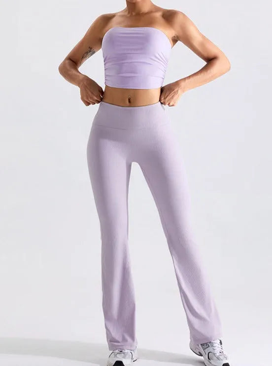 Damen-Sportbekleidung: Lila nahtloses Yoga-Set mit trägerlosem Top und High-Waist-Leggings. Ideal für Fitness, Laufen und Freizeit.