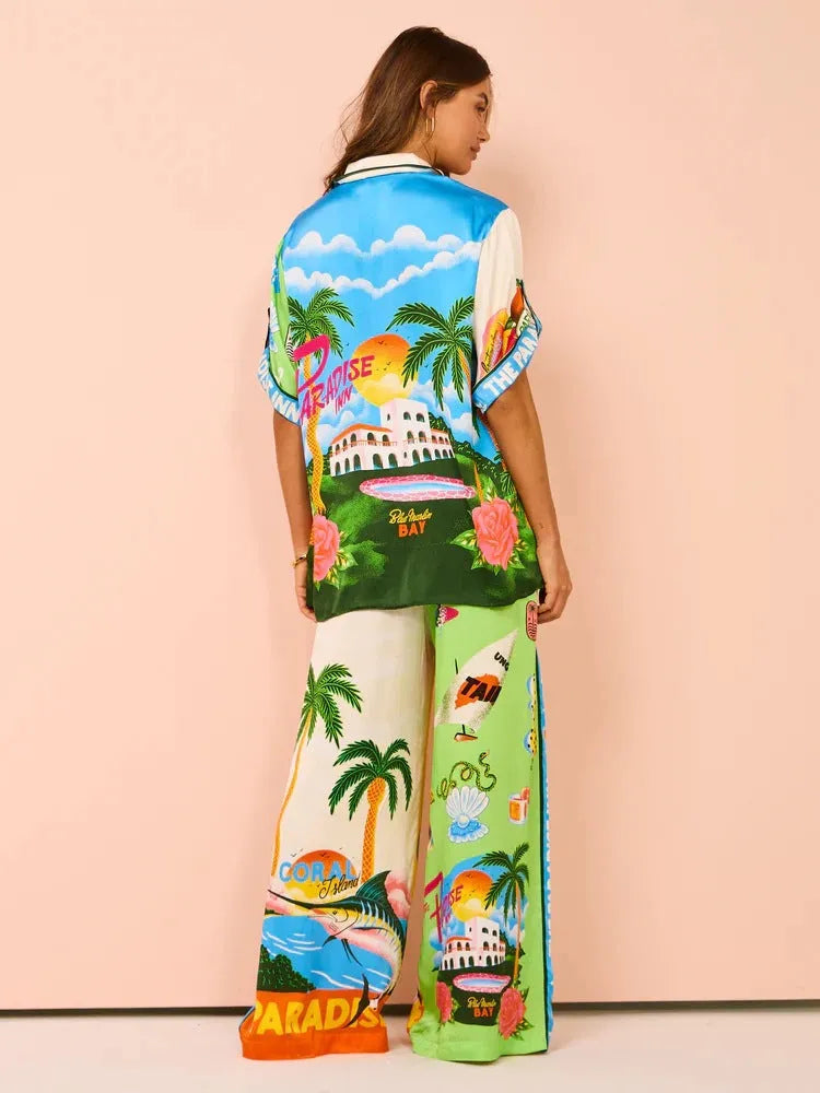 Farbintensiver Damen-Zweiteiler mit tropischem Print, Palmen und Strandmotiven. Perfekt für Sommermode, Urlaubskleidung und Strandoutfits.