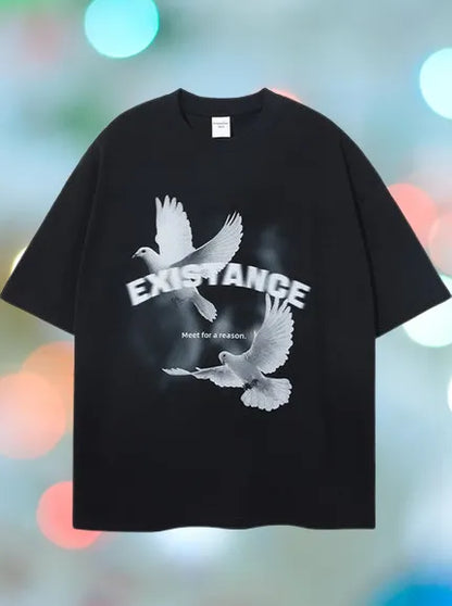 Schwarzes T-Shirt mit Taubenmotiv und "EXISTANCE"-Aufdruck, lässiger Stil, ideal für Streetwear, modisches Design, hochwertige Baumwolle.