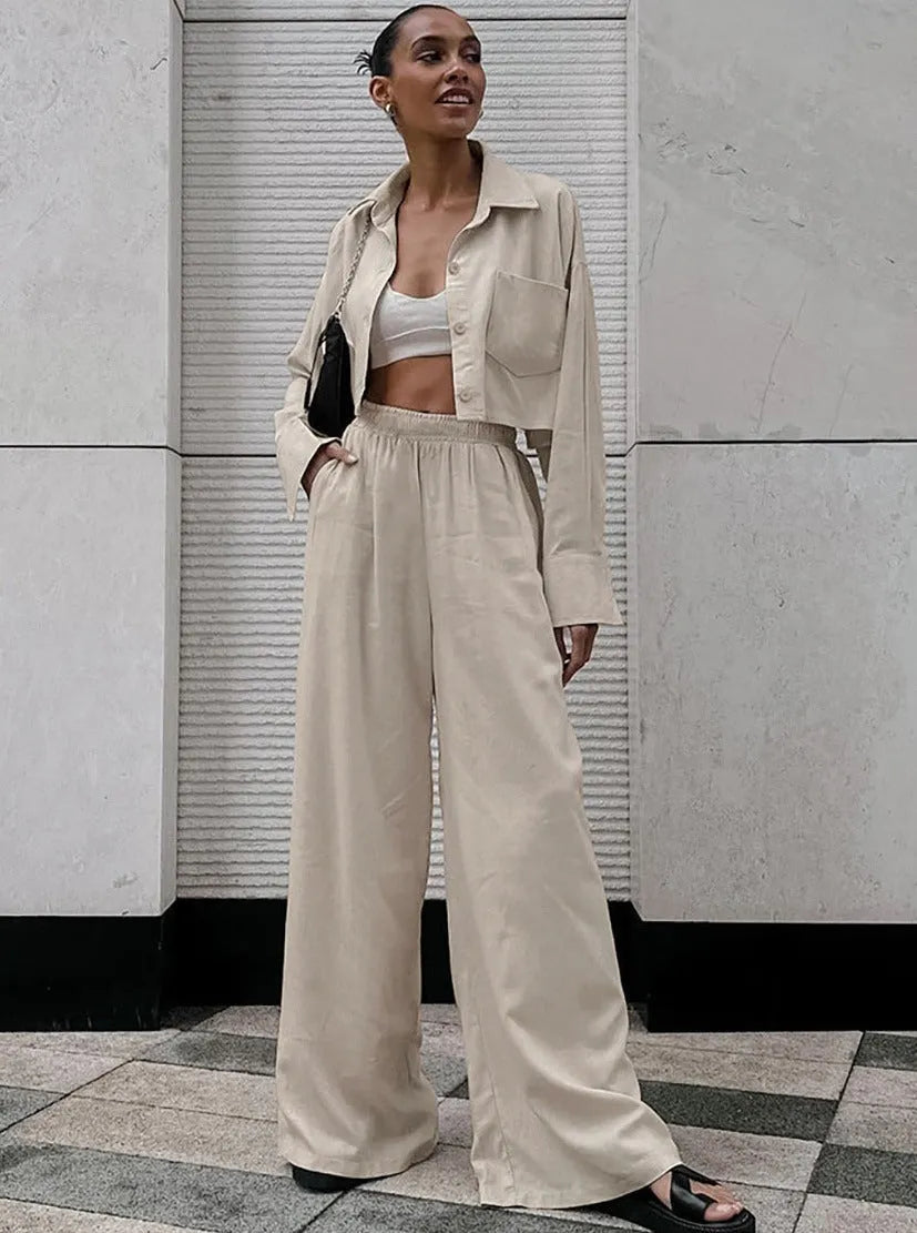 Frau in beigem, lockerem Zweiteiler mit Hemd und weiter Hose, modisch und urban. Perfekt für lässige Streetwear-Looks und trendige Outfits.