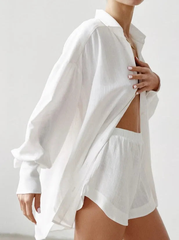 Weißes Leinenhemd und Shorts-Set für Damen, ideal für Sommermode. Atmungsaktiv, lässig und stilvoll. Perfekt für Strand- und Freizeitoutfits.