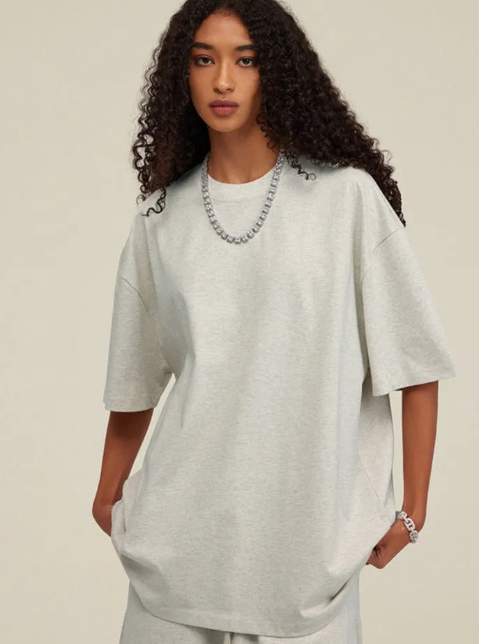 Graues Oversize-T-Shirt für Damen, lässiger Stil, weicher Stoff, ideal für Freizeitmode. Perfekt kombinierbar mit Jeans oder Shorts.