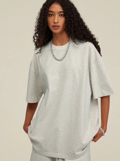 Graues Oversize-T-Shirt für Damen, lässiger Stil, weicher Stoff, ideal für Freizeitmode. Perfekt kombinierbar mit Jeans oder Shorts.
