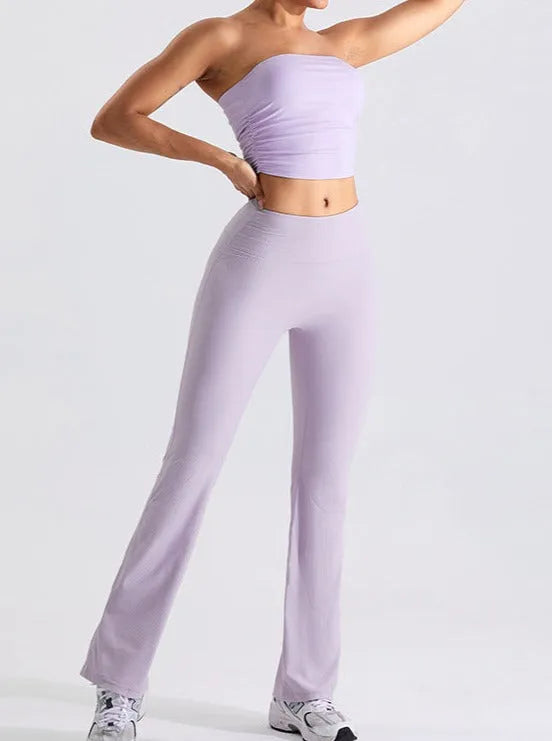 Damen-Sportbekleidung: Lila Yoga-Set mit trägerlosem Top und ausgestellter Hose. Ideal für Fitness, Yoga und Freizeit. Bequem und stilvoll.