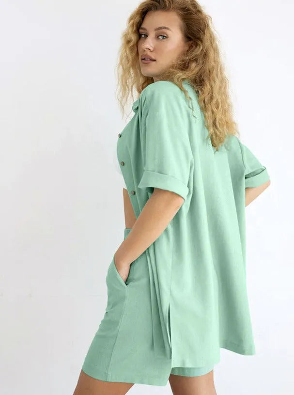 Damenmode: Lässiges, mintgrünes Hemdkleid mit kurzen Ärmeln und Taschen. Perfekt für Sommer, Freizeit und Strand. Trendig und bequem.