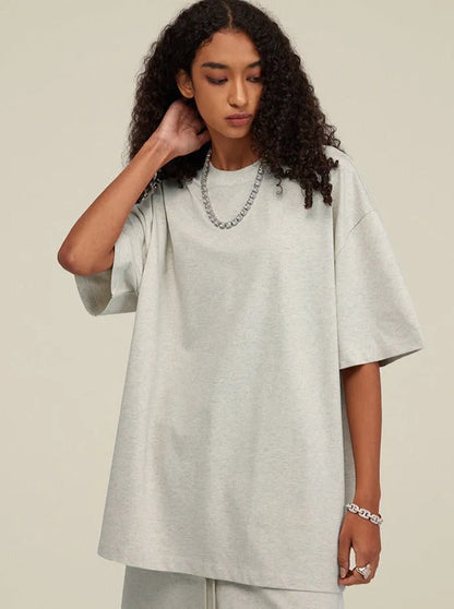 Graues Oversize-T-Shirt aus Baumwolle, lässiger Stil, ideal für Streetwear. Perfekt kombinierbar mit Jeans oder Shorts für einen trendigen Look.