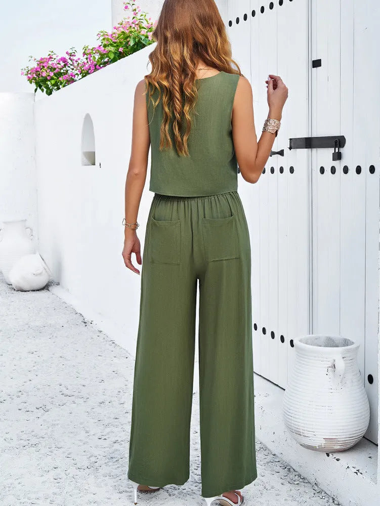 Damen Sommer Jumpsuit in Olivgrün, ärmellos, mit weitem Bein. Perfekt für Strandmode und Freizeitkleidung. Eleganter, lässiger Look.