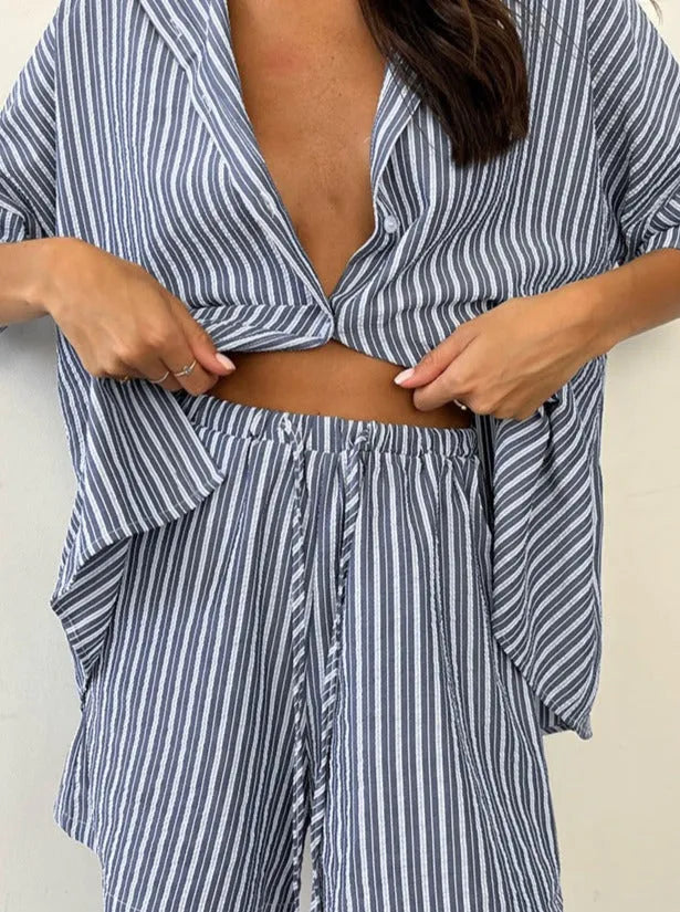 Gestreifter Pyjama-Set für Damen, bequem und modisch, ideal für entspannte Nächte. Hochwertige Nachtwäsche, weiches Material, stilvolles Design.