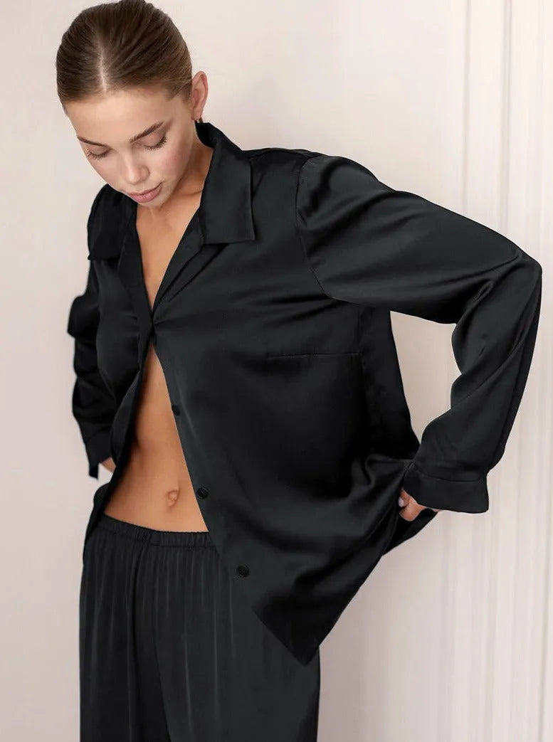 Elegante schwarze Satinbluse für Damen, ideal für stilvolle Outfits. Hochwertige Materialien, perfekt für modische Anlässe und zeitlosen Chic.