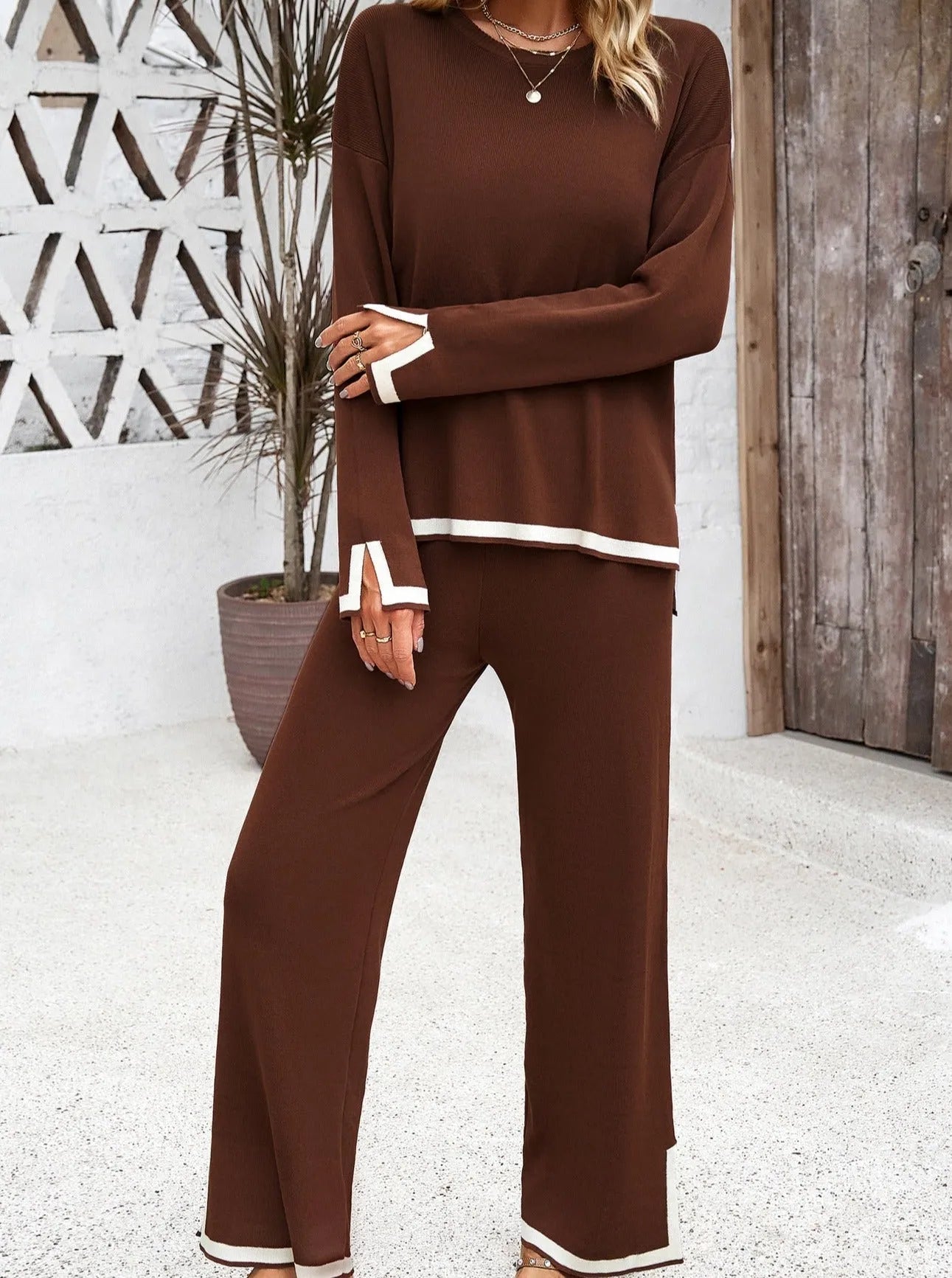 Damen-Loungewear-Set in Braun, langärmeliges Oberteil und weite Hose, ideal für gemütliche Tage. Modisch, bequem, Freizeitkleidung.