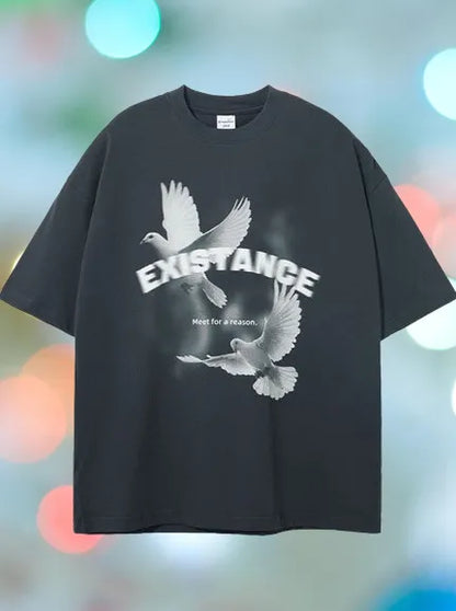 Schwarzes T-Shirt mit Taubenmotiv und "EXISTANCE"-Aufdruck, lässiger Stil, ideal für Streetwear, Unisex-Mode, Baumwolle, bequem und trendy.