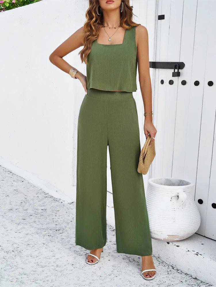 Damen Sommer-Outfit: Grüner ärmelloser Jumpsuit mit weitem Bein, ideal für lässige Anlässe. Perfekt für stilvolle und bequeme Sommermode.
