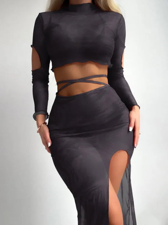Schwarzes, langärmeliges Cut-Out-Kleid mit hohem Schlitz und Wickeldetails, ideal für elegante Abendmode und modische Anlässe.