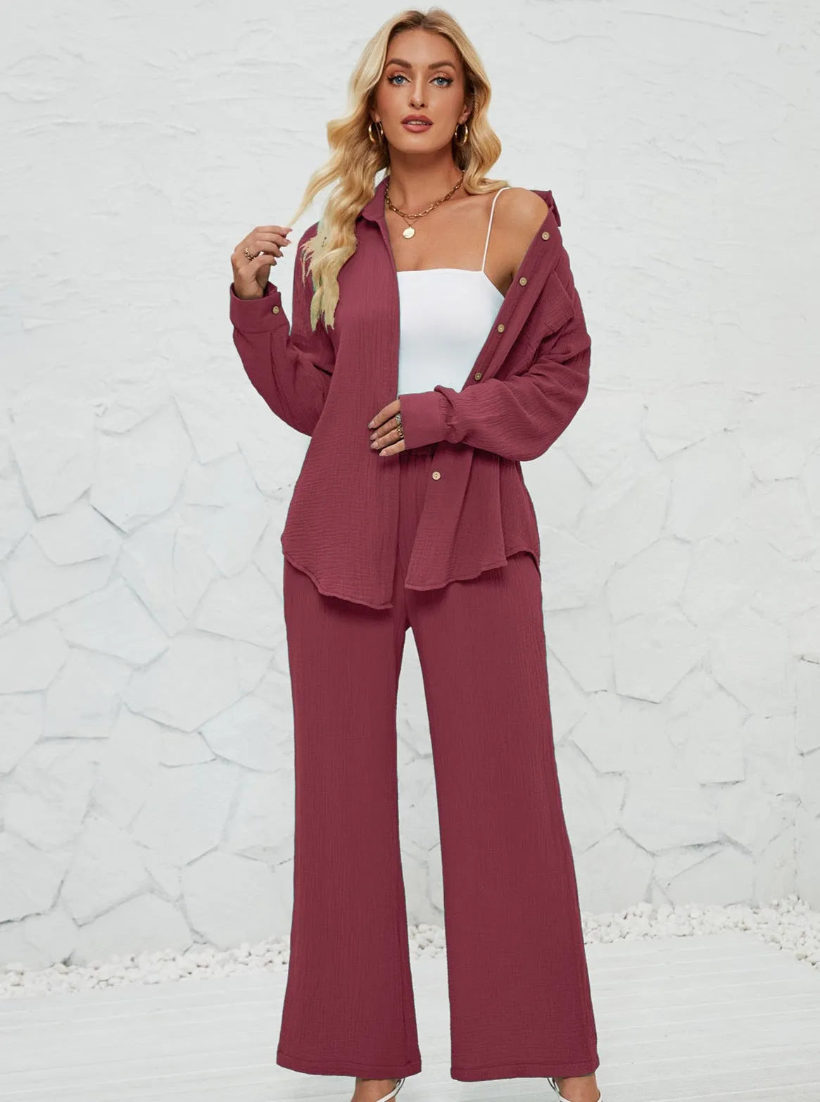 Damenmode: Eleganter Zweiteiler in Bordeauxrot, bestehend aus lockerem Hemd und Hose. Perfekt für stilvolle Freizeit- und Büro-Outfits.