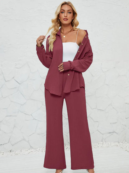 Damenmode: Eleganter Zweiteiler in Bordeauxrot, bestehend aus lockerem Hemd und Hose. Perfekt für stilvolle Freizeit- und Büro-Outfits.