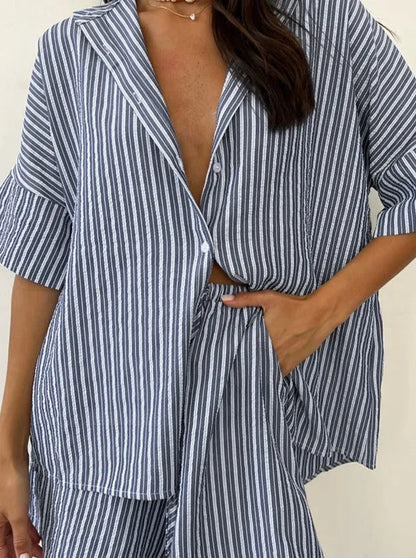 Gestreiftes Pyjama-Set für Damen aus Baumwolle, bequem und stilvoll, ideal für erholsamen Schlaf und entspannte Abende zu Hause.