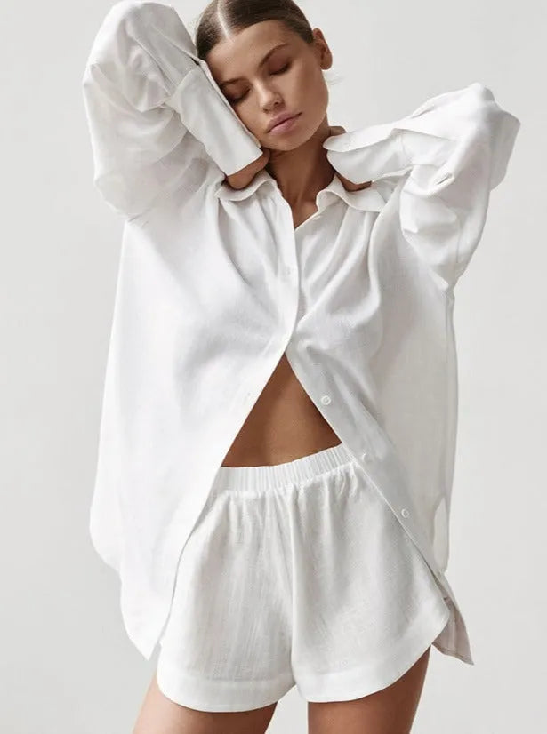 Elegantes weißes Leinen-Set für Damen: Luftiges Hemd und Shorts, ideal für Sommermode. Stilvoll, bequem, zeitloses Design. Perfekt für Freizeit.