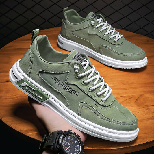 Grüne Herrensneaker, Leder, weiße Sohle, sportlich, modisch, Freizeitschuh, Schnürsenkel.
