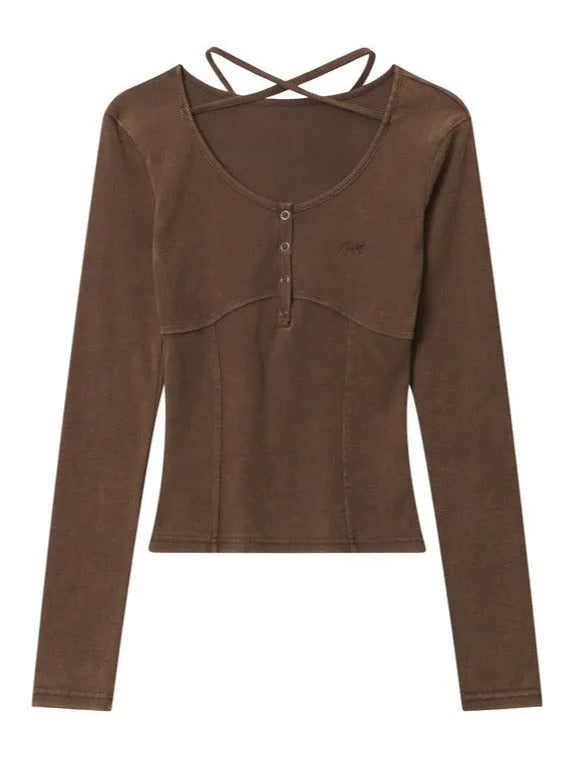 Braunes Langarmshirt mit Knopfleiste und Rückenkreuz-Design, figurbetont und modisch. Perfekt für trendige Herbst- und Winteroutfits.