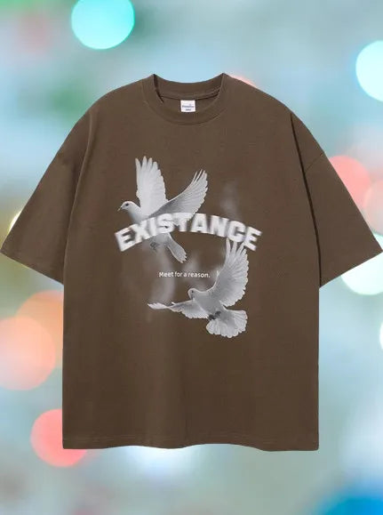 Braunes T-Shirt mit Taubenmotiv und "EXISTANCE"-Aufdruck. Modisches Unisex-Shirt, ideal für Streetwear und lässige Outfits.