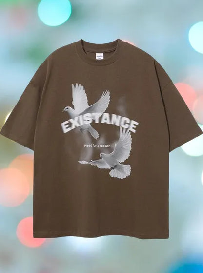 Braunes T-Shirt mit Taubenmotiv und "EXISTANCE"-Aufdruck. Modisches Unisex-Shirt, ideal für Streetwear und lässige Outfits.
