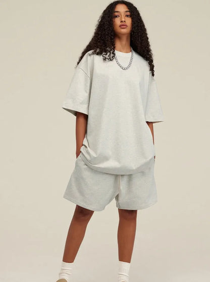 Graues Oversize-T-Shirt und Shorts-Set für Damen, lässiger Streetwear-Look, ideal für Sommermode. Perfekt für trendige, bequeme Outfits.
