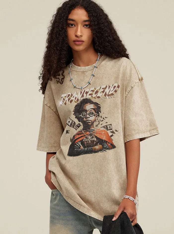 Frau trägt oversized T-Shirt mit "Transcend"-Aufdruck, lässiger Streetwear-Stil, ideal für modische Outfits, urbaner Look, trendige Mode.