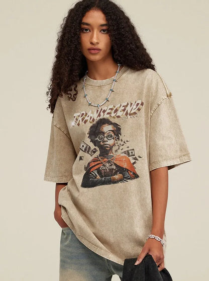 Frau trägt oversized T-Shirt mit "Transcend"-Aufdruck, lässiger Streetwear-Stil, ideal für modische Outfits, urbaner Look, trendige Mode.