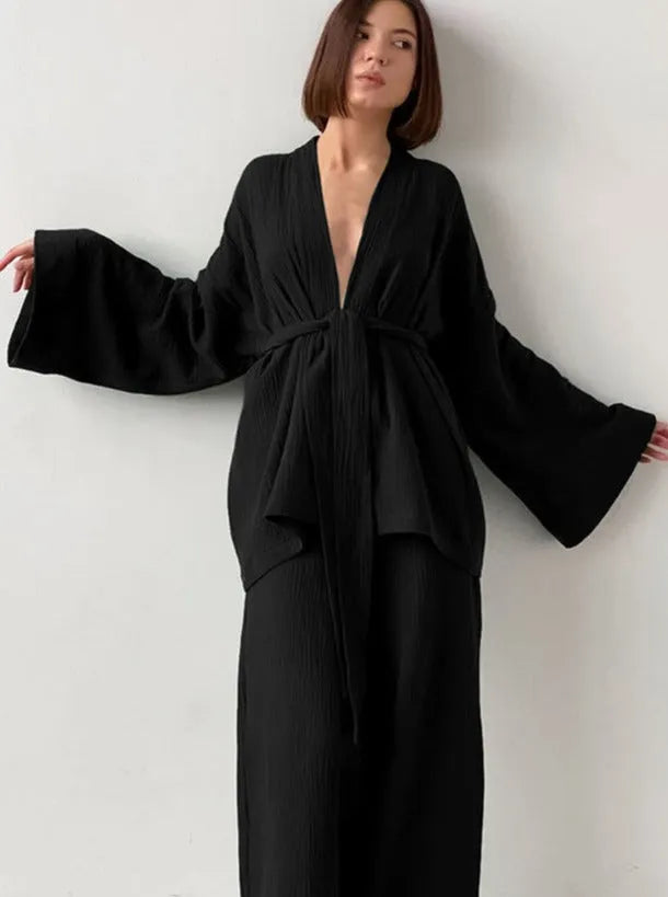Schwarzer Kimono mit weitem Schnitt und Gürtel, ideal für elegante Anlässe. Modetrend, Damenbekleidung, stilvoll, modern, bequem.