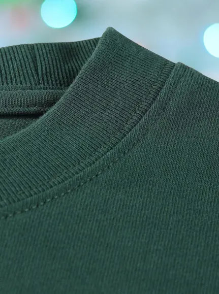 Dunkelgrüner Pullover aus Baumwolle, Nahaufnahme des Rundhalsausschnitts. Perfekt für Herbstmode, bequem und stilvoll.