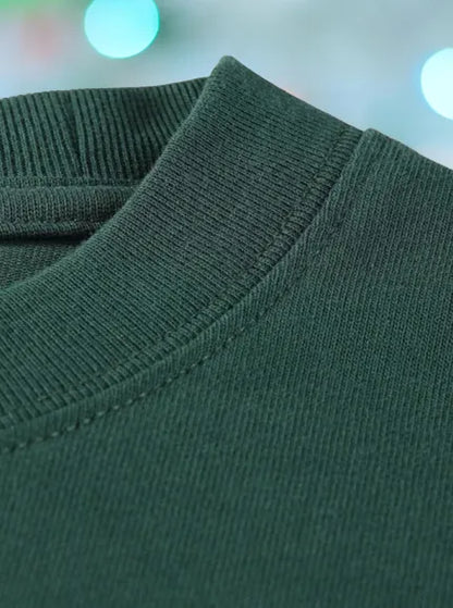 Dunkelgrüner Pullover aus Baumwolle, Nahaufnahme des Rundhalsausschnitts. Perfekt für Herbstmode, bequem und stilvoll.