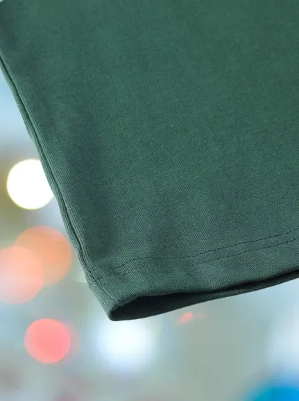 Grünes T-Shirt aus Baumwolle, weicher Stoff, ideal für Freizeitkleidung. Perfekt für Herrenmode, nachhaltige Mode, Basic T-Shirt.