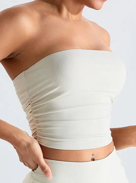 Damen-Bandeau-Top in Beige, schulterfrei, figurbetont, ideal für Sommermode. Perfekt kombinierbar mit Röcken oder Hosen für einen trendigen Look.