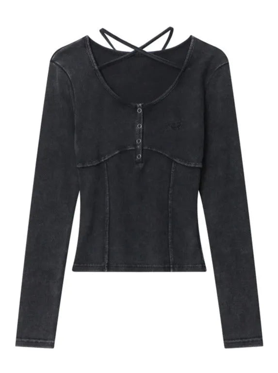 Schwarzes Damen-Langarmshirt mit Knopfleiste und überkreuztem Rückendesign. Modisches Oberteil, ideal für trendige Herbst- und Winteroutfits.