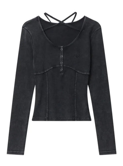 Schwarzes Damen-Langarmshirt mit Knopfleiste und überkreuztem Rückendesign. Modisches Oberteil, ideal für trendige Herbst- und Winteroutfits.