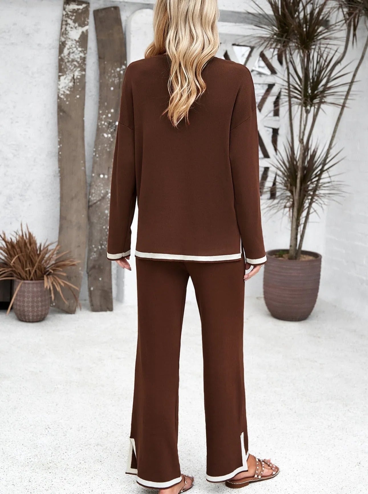 Damen-Loungewear-Set in Braun, bestehend aus langärmligem Oberteil und weiten Hosen. Bequem, stilvoll, ideal für Freizeit und Entspannung.