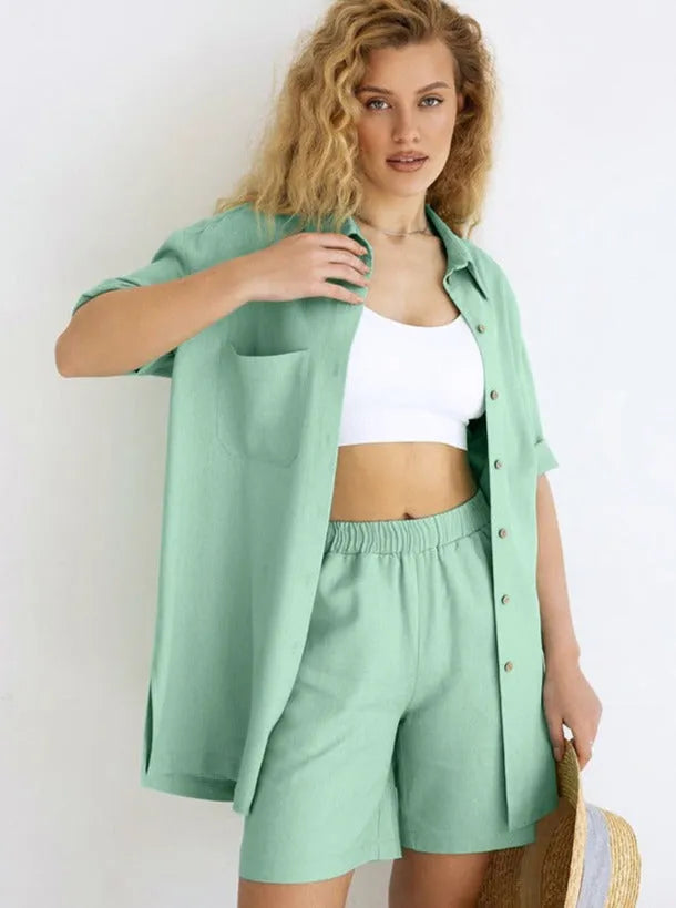 Frau in mintgrünem Leinen-Set mit Hemd und Shorts, ideal für Sommermode. Perfekt für lässige Outfits und stilvolle Freizeitkleidung.